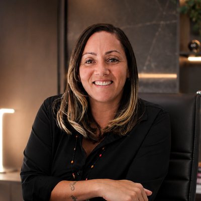 Cristiane Teste de Moraes Almeida, contadora responsável pela CTESTEM Contábil, sentada à mesa de seu escritório no Centro de Niterói